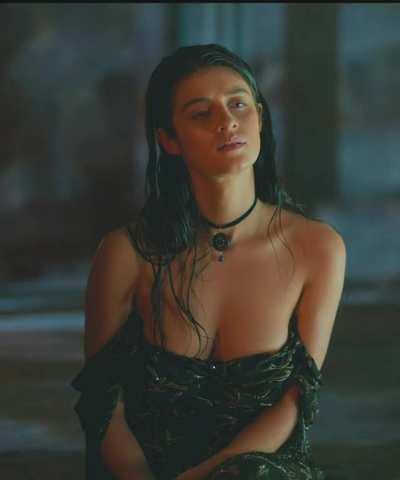 Anya Chalotra ,cleavage