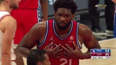 [Highlight] Embiid accidentally punch Lonzo ball