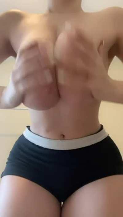 5’1 with a tiny waist and big ass titties