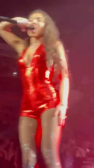 Olivia Rodrigo looks so horny on stage 