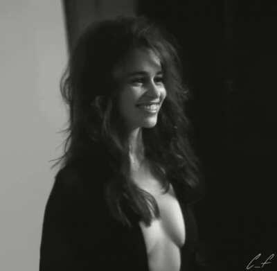 Emilia Clarke just has one of those faces you can't help but wanna nut on