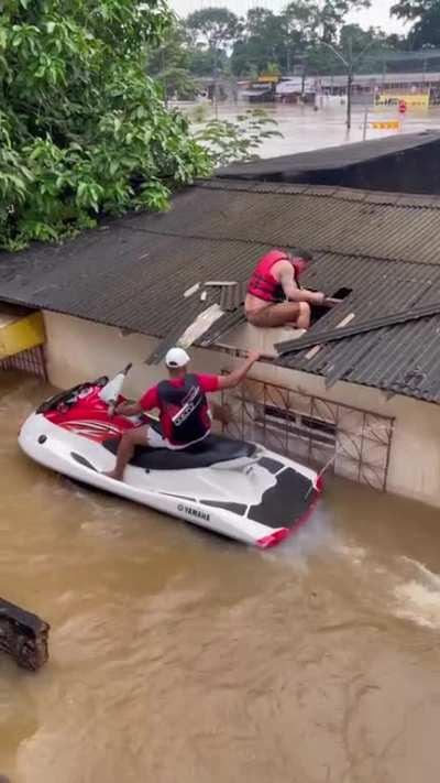 Heroic effort from two men to save an elderly man during the floods in Acre, Brazil