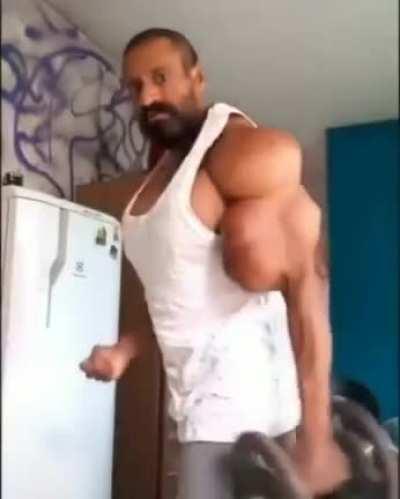 Этот парень шлёпнул твою девушку по заднице. Твои действия?