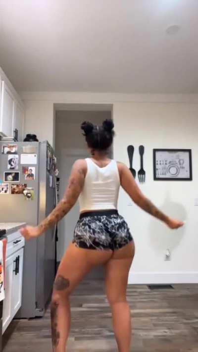 Lunarliv Twerking in kitchen [Loop Remix]