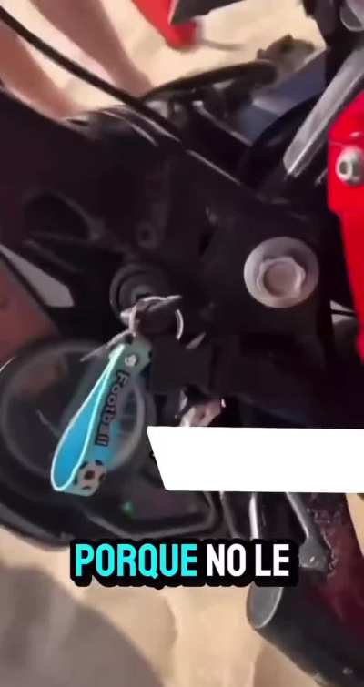 Guardavida atajo a un motoquero en plena playa y la gente casi lo termina linchando (al motoquero)
