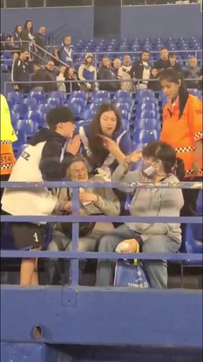 Una señora y un niño se disputaron la camiseta que un jugador de Vélez arrojó a la grada 