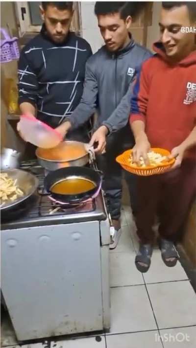 Frying homemade potatoes
