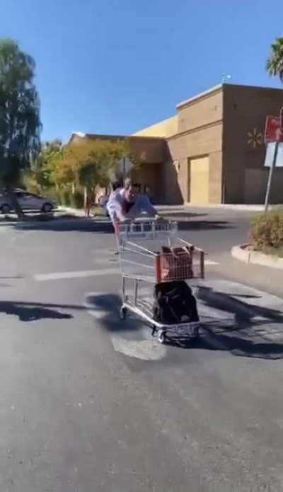 Моя не говорить по-английски. Объясните, это монтаж или хитрый фокус?