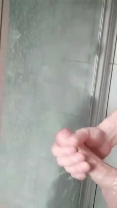 just imagine that the shower door is your face 😏