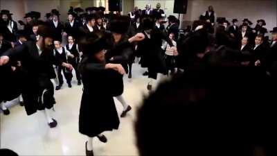 [124/124] Stuck in the Middle of a Jewish Techno party