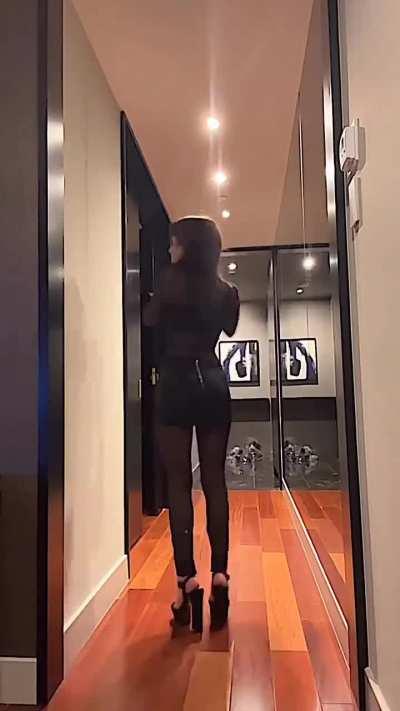 Her petite size and that perfect body is amazing! 👌🏻