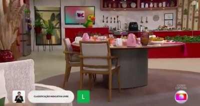 10:36 da manhã, um papagaio fantoche está pedindo sexo ao vivo na TV aberta. Classificação Indicativa: Livre