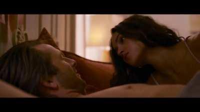 Glenn Powell and Adria Arjona in Hit Man