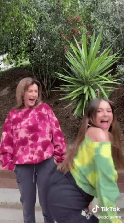 Bruh why her mom looking at the booty😂