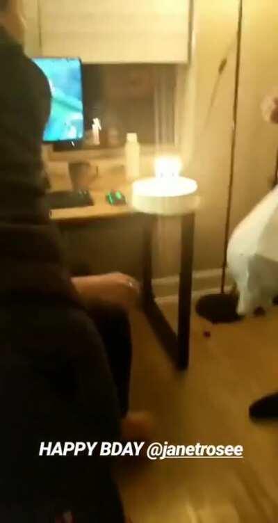 Pokimane twerking her ass on her friend's story