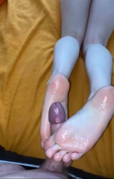 It makes me soo horny when he rub his d on my foot 👣 🥰