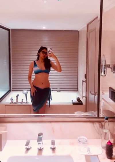 Saheli Chatterjee sexy navel show