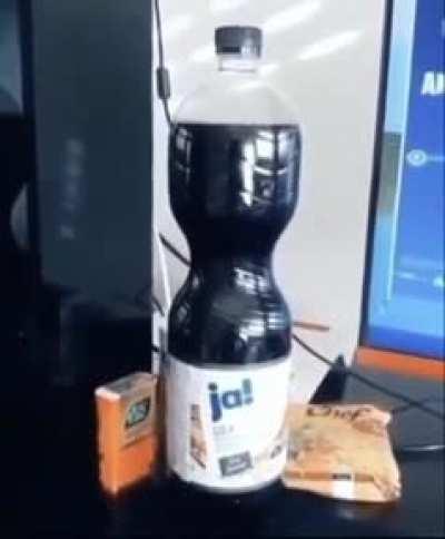 Meine Mutter erlaubte mir, Cola zu kaufen. Ich hatte nicht viel Geld, also musste ich mich auf die Budgetmarke einstellen. aber jetzt kann ich in vierzehn Jahren Cola trinken und Triospiele spielen. YIPPIE!