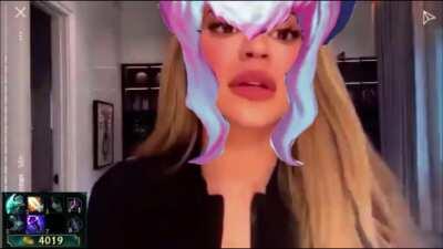 Hoevelynn 💅 getting ready to peg 🍑 the enemy MR-stacking Sett 💪 with her new Void Staff ⚚