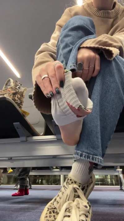Showing my feet at the airport 😍