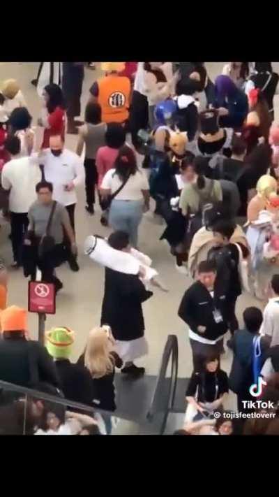 Sukuna cosplayer with Gojo's lower half 😂