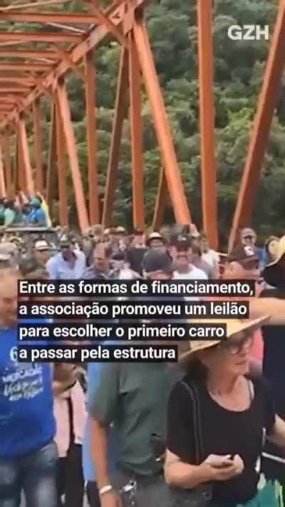 E há quem ama nada acredite que sem políticos não haveria ruas nem pontes.