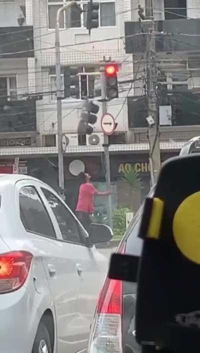 WCGW if I shake this traffic light?
