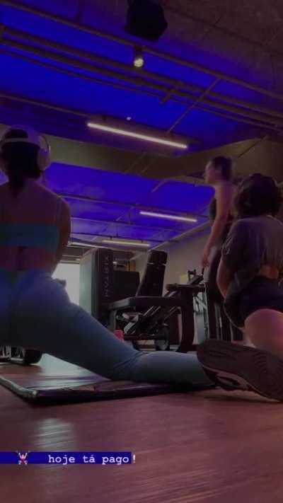 Victtoria Medeiros,fazendo alongamento😋😋