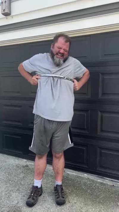 1 large man vs 1 small ring