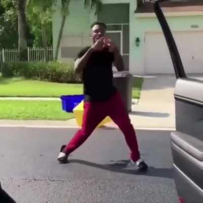 Kiki skit in broad daylight