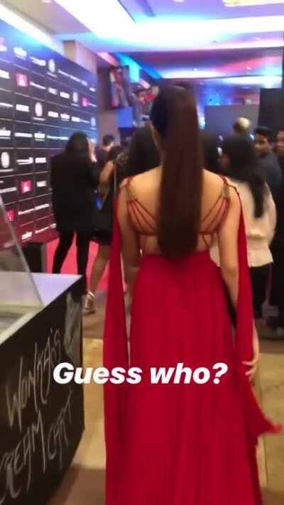 Janhvi Kapoor walking... 😍👌🏽