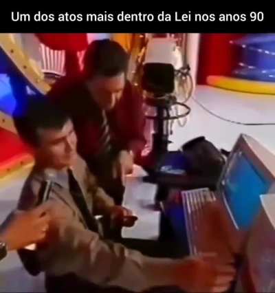Os anos 90 foram insanos: Ratinho ao vivo na TV aberta ensinando como piratear um CD de áudio.