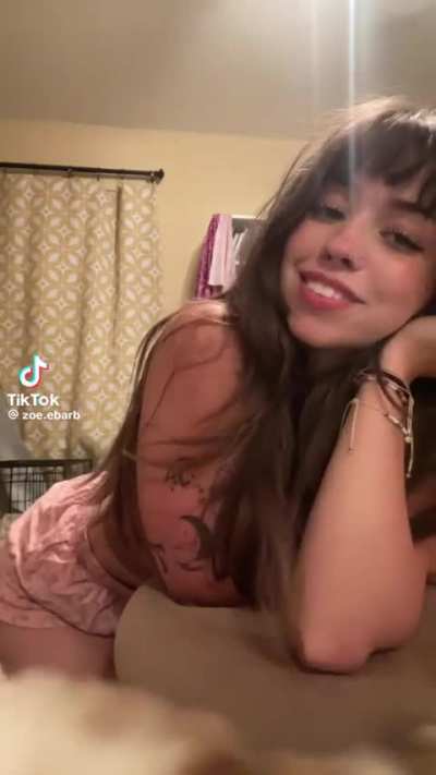 Watch her ass jiggle 🤤 