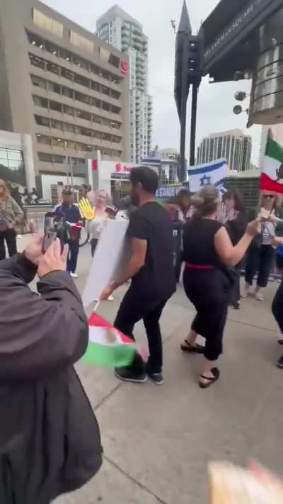 Người Iran ở nước ngoài ăn mừng việc Israel tiêu diệt thủ lĩnh Hezbollah