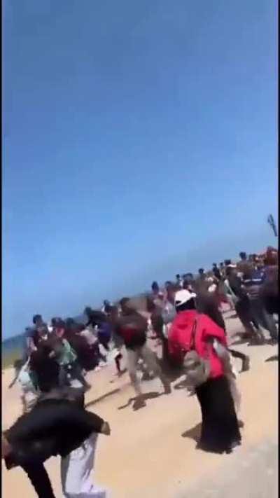 The Israeli occupation army attacks hundreds of Palestinian civilians, including children, trying to return to their homes in northern Gaza. Injuries reported