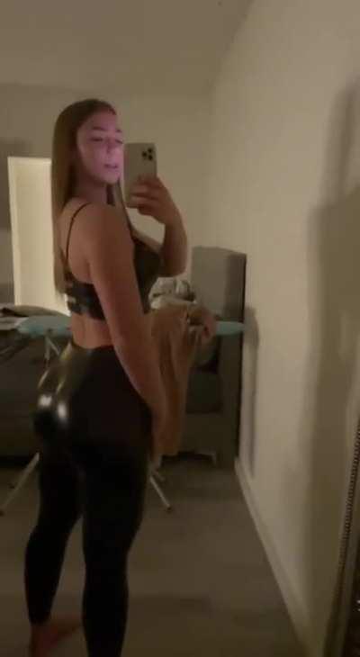 Kann mir wer beim wichsen helfen stehe extrem auf Leder leggings 🥵💦