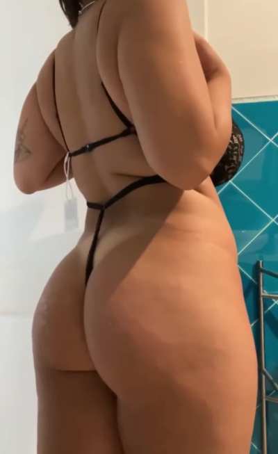 Brunette baddie w/a fatty 🤪