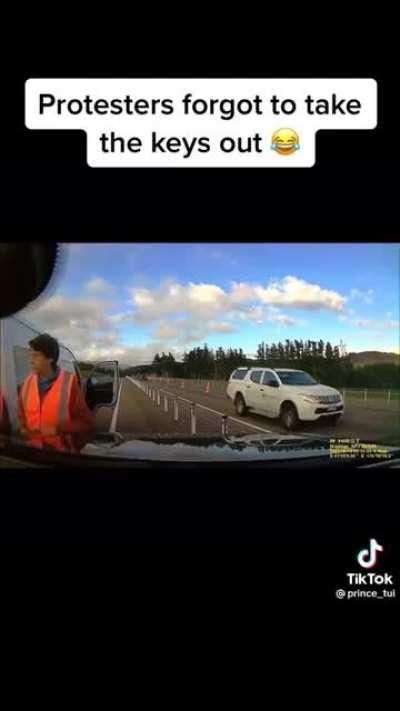 Protesters in Wellington, New Zealand, left keys in their Van with the door open while blocking up the motorway. 😂