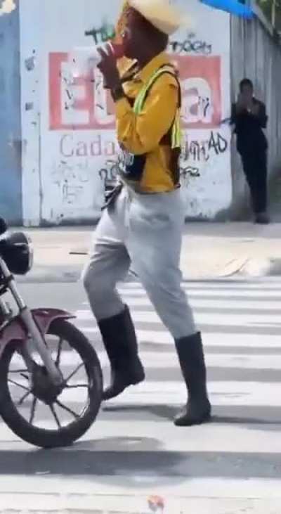 Ensinando como respeitar a faixa de pedestres