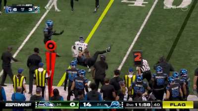 [Highlight] Kenneth Walker with a full somersault for the first down!