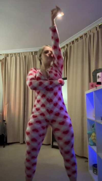 No Nut November Challenge Part 3- BENJAMENS DELI- dance trend (TikTok thot version)… All 3 parts in the comments 👇