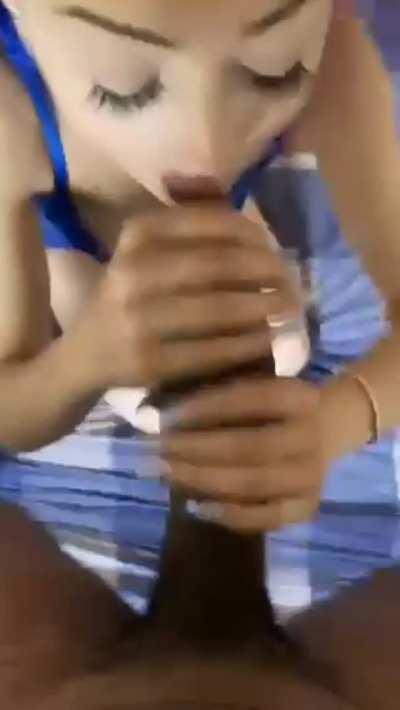 Trying to fit this monster bbc in my tiny mouth😅👅