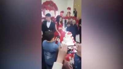 Düğünün anası nasıl sikilir (bad boy oğlanlar çok tatlı değil miiii eğvle eğvle amk evlatları)