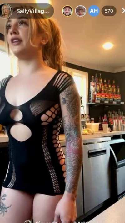 I prefer coffee served by a nice smooth pussy 🖤