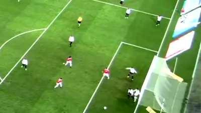 Visão lateral do gol anulado. Mais uma vez fomos roubados.