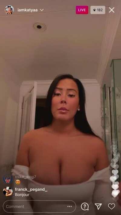 Almost caught a nip slip boys😔🤦🏾