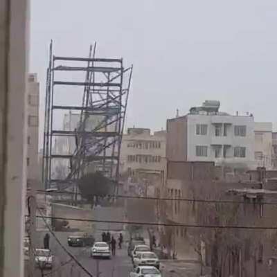 5-story Steel Frame in a windy day!!!