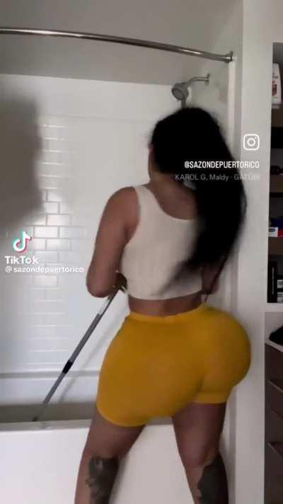 Gordita Madura dancing