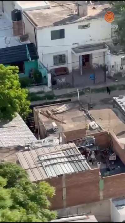 Vecina grabó como malvivientes roban una rueda de auxilio de un vehículo