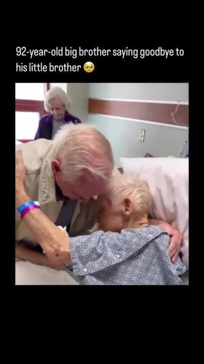 Two brothers who experienced so many historical events were able to say a precious final goodbye with the help of hospital staff in a touching moment 🥺♥️